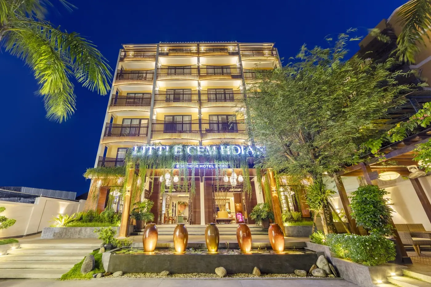 Mặt tiền Little Gem Hội An lúc chập tối
